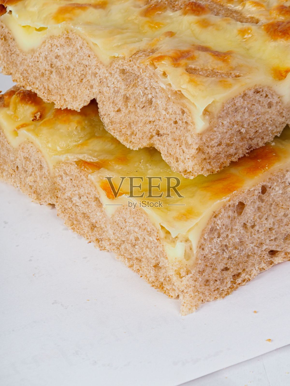 白色背景的切片佛卡夏奶酪照片摄影图片