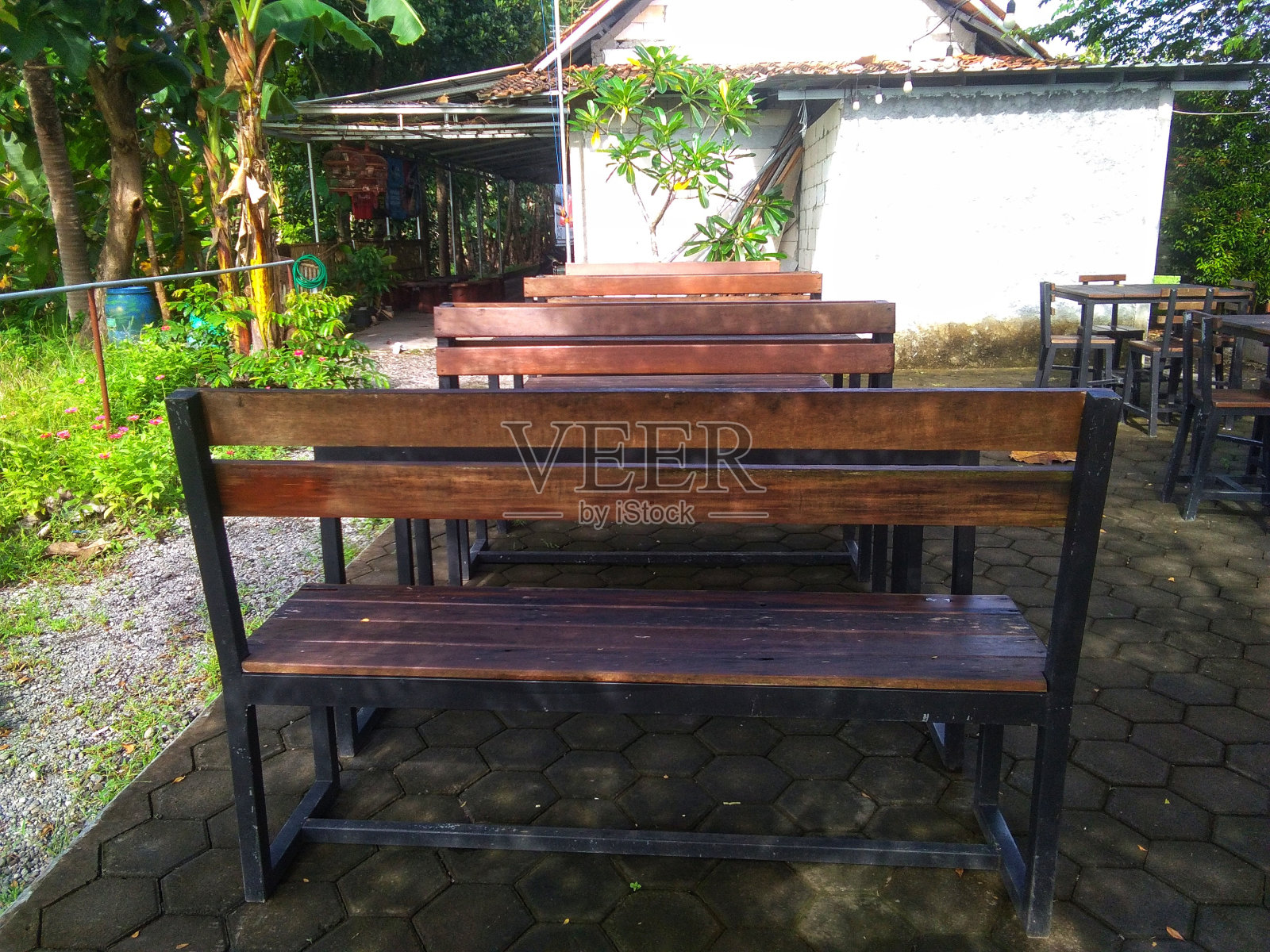 长凳和桌子照片摄影图片