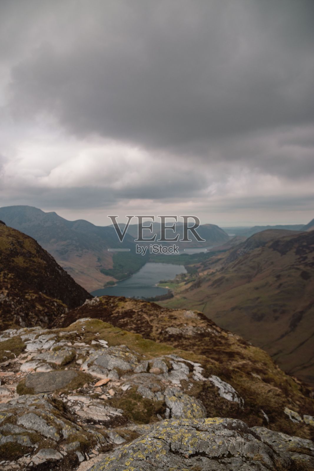 阴天的山景和河流照片摄影图片