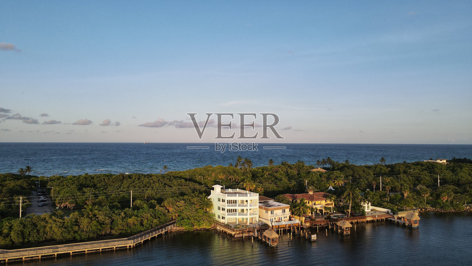 在晴朗的天空下，美丽的岛屿和平静的大海照片摄影图片