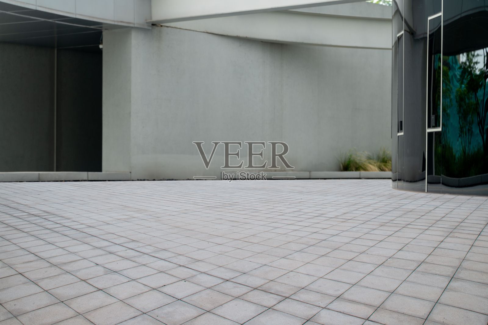 一座现代建筑外立面前的空一楼。照片摄影图片