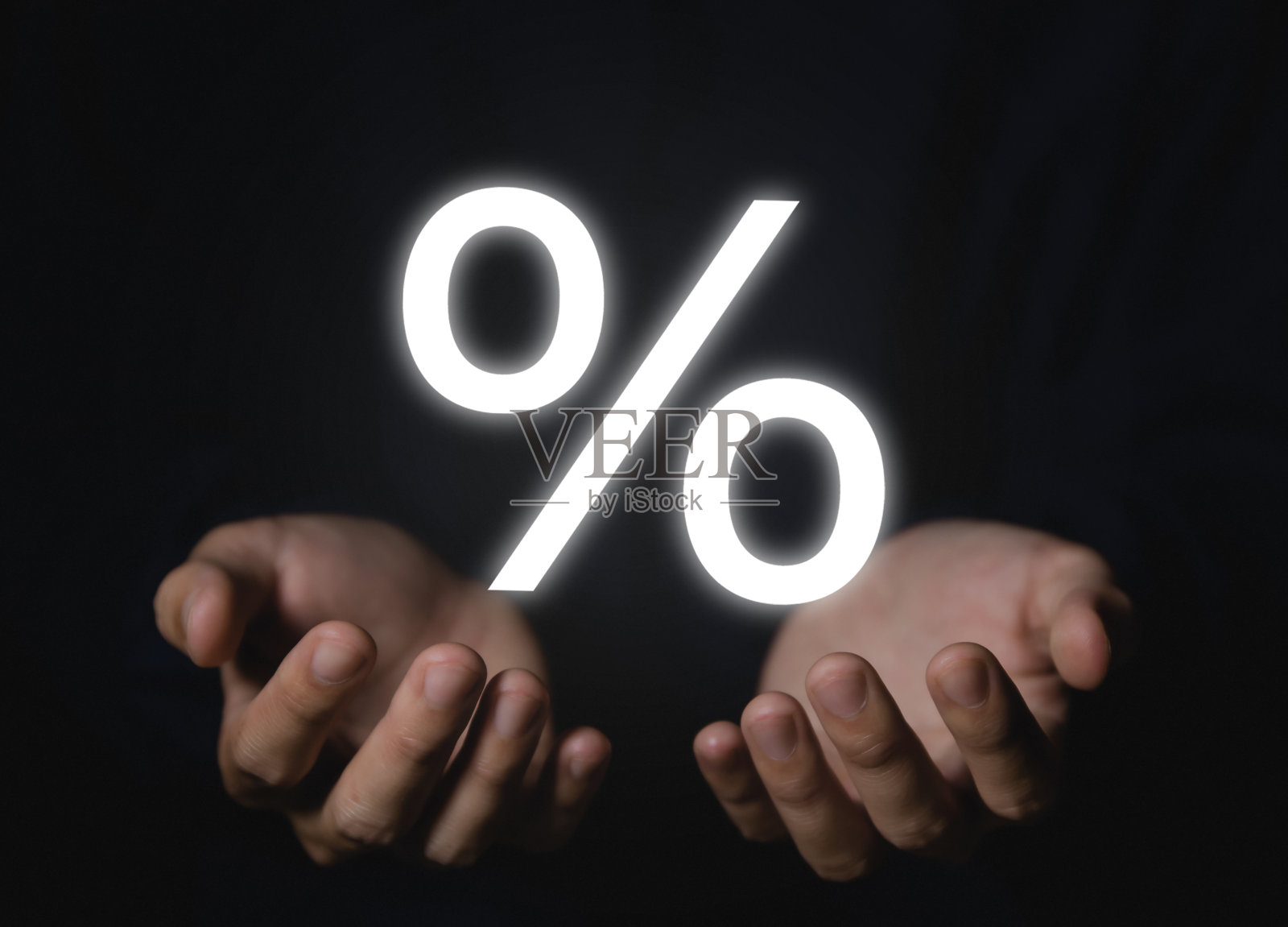 一个商人的两只手显示百分比符号照片摄影图片