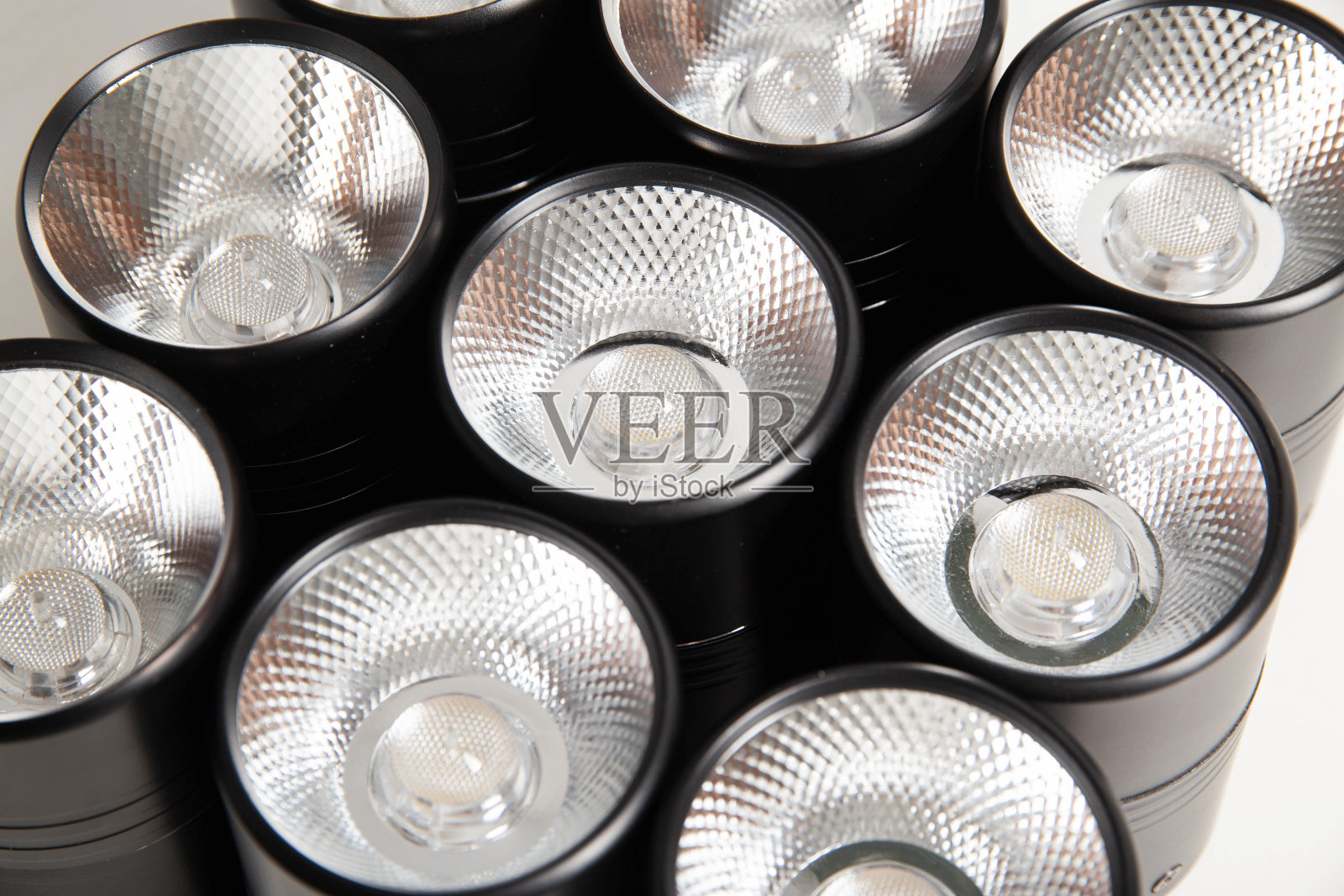 头顶黑色LED灯，白色背景上的延伸天花板。特写镜头照片摄影图片