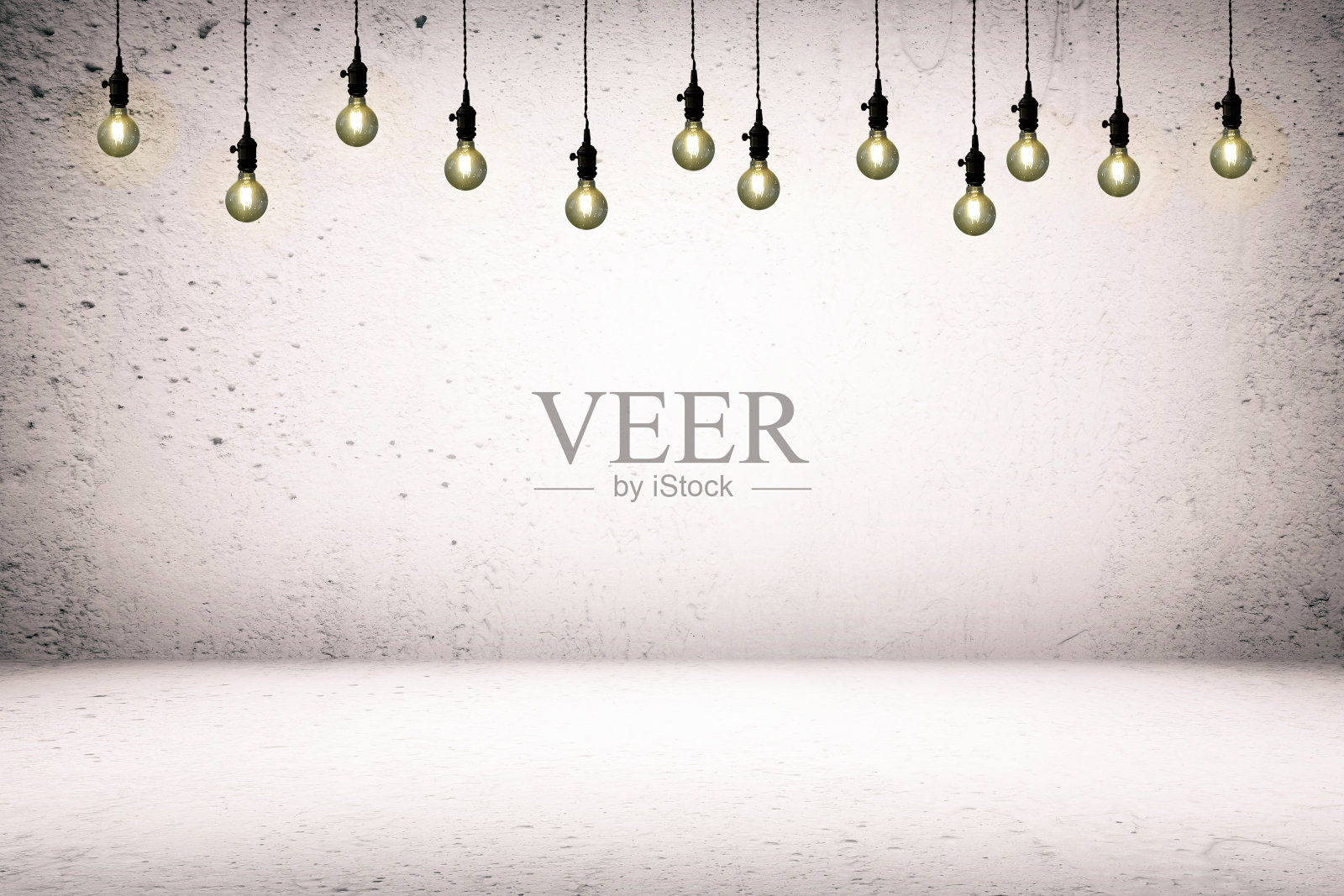 灯泡在白色垃圾混凝土房间纹理背景。照片摄影图片