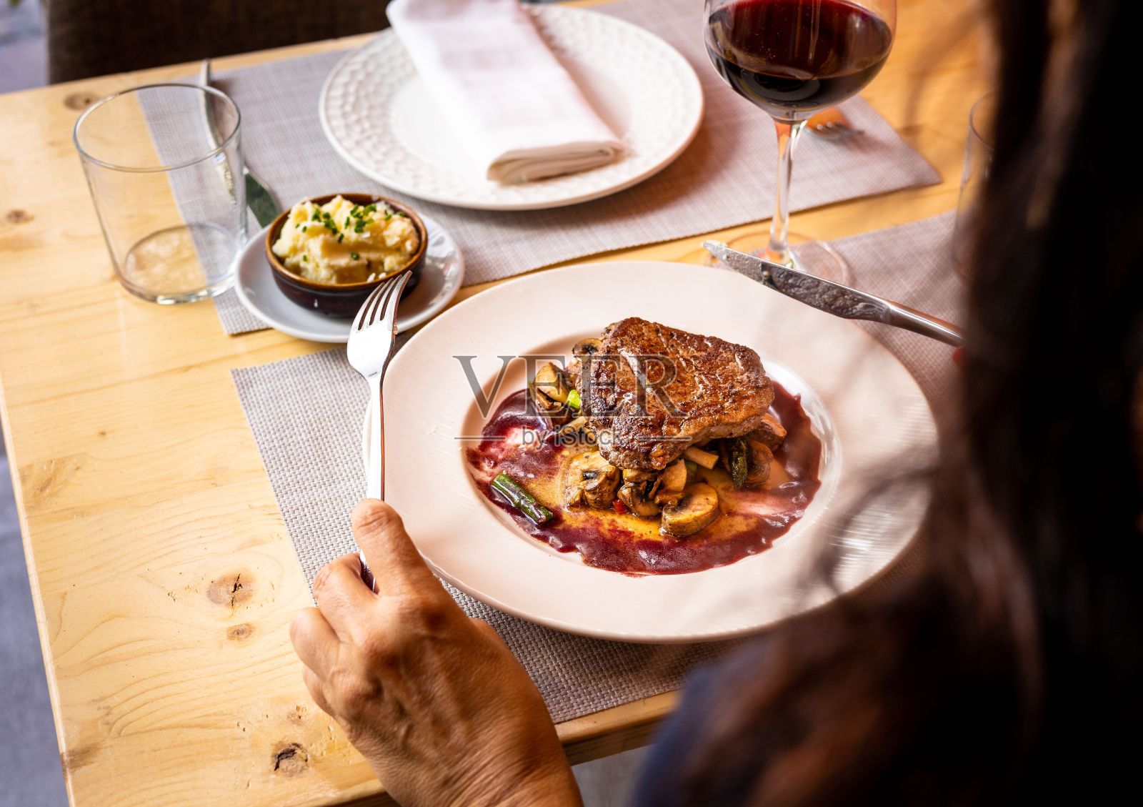 高角拍摄的牛排在一堆烤蔬菜在一个白色盘子照片摄影图片