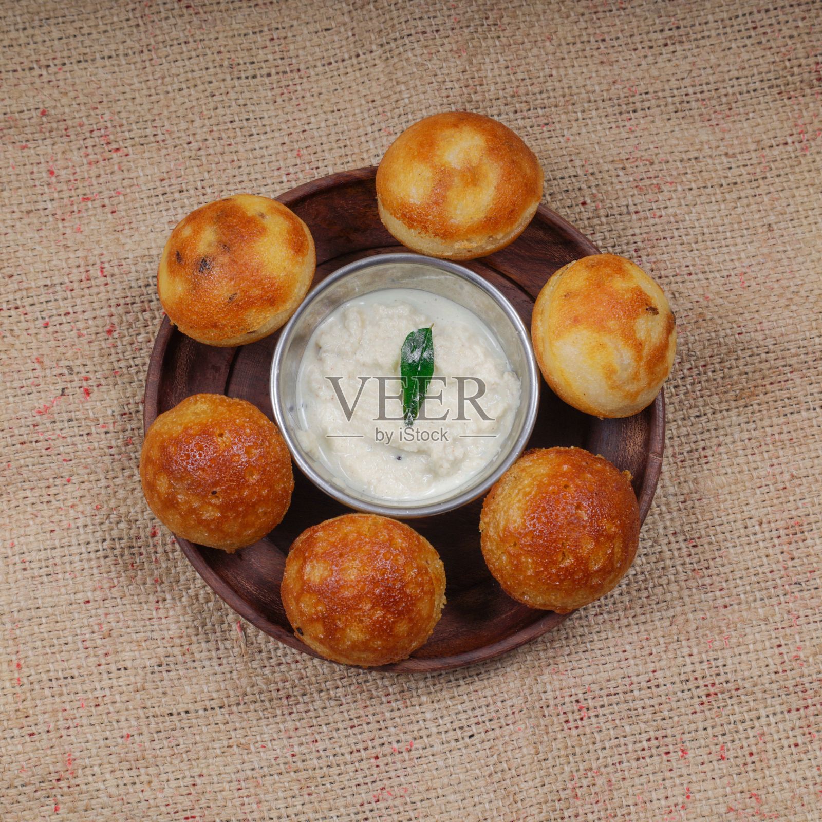 用酸辣酱的kullipaniyaram俯视图照片摄影图片