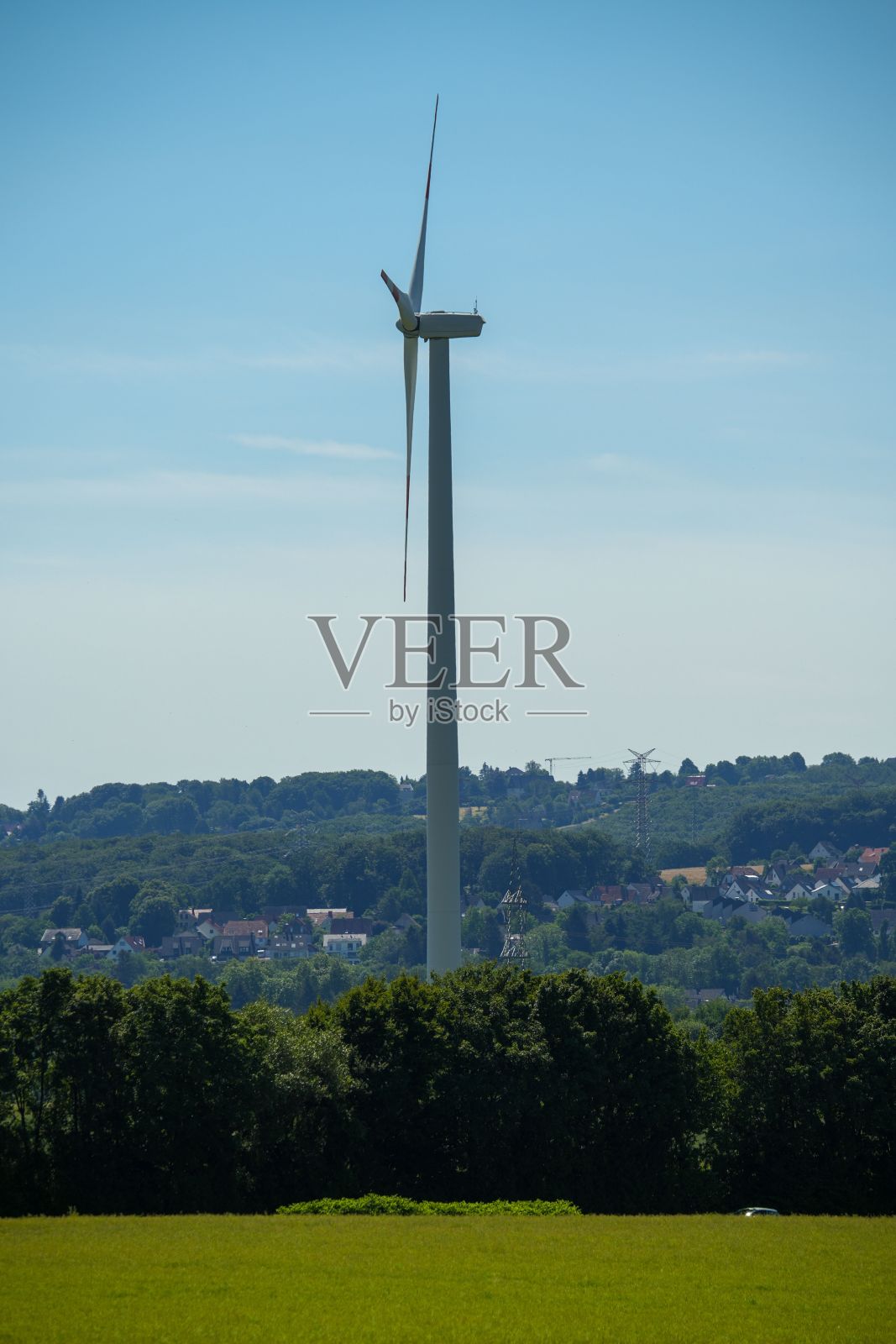 风力发电机涡轮视图在站，垂直照片摄影图片