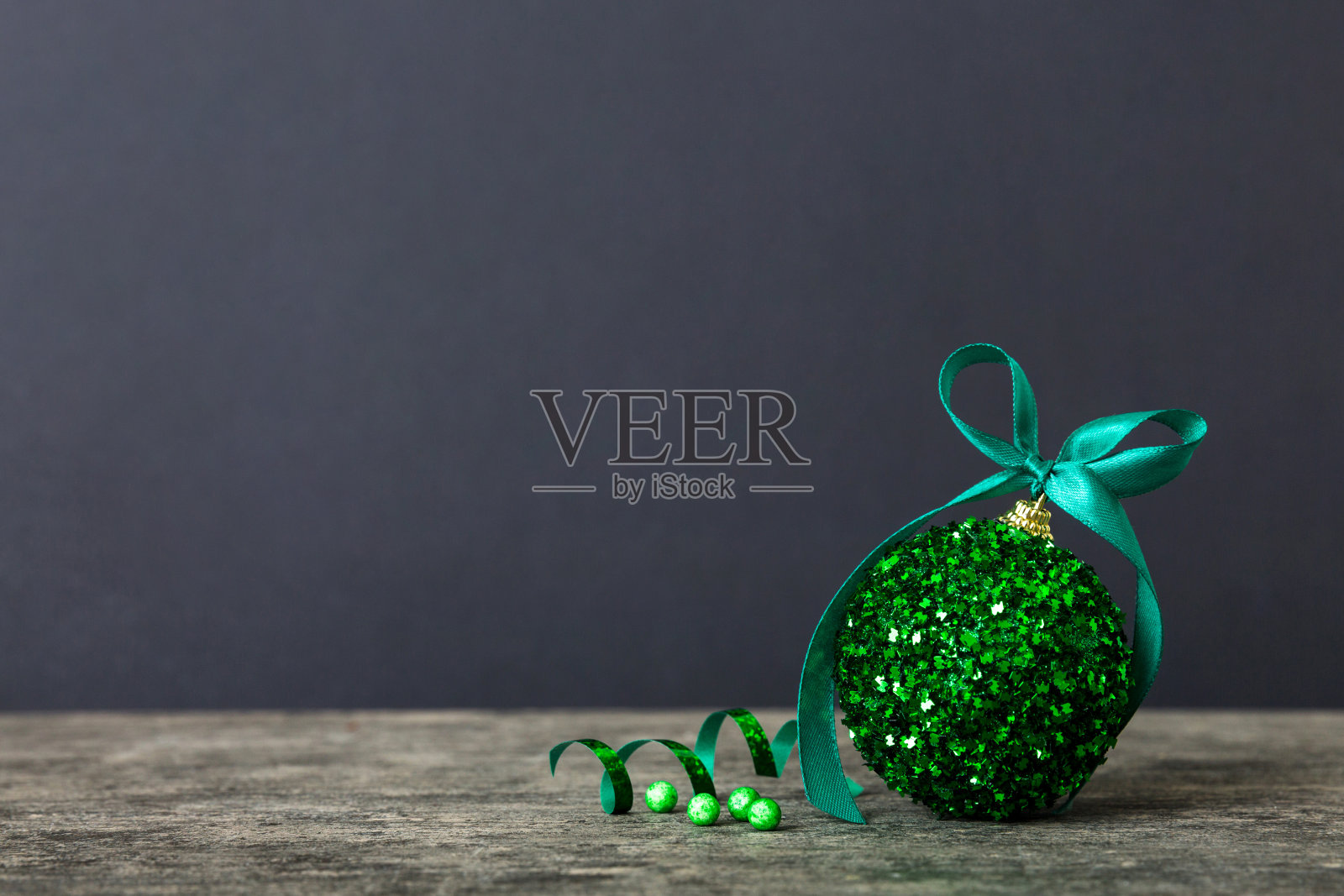 彩色背景的圣诞球。装饰彩带蝴蝶结与复制空间照片摄影图片