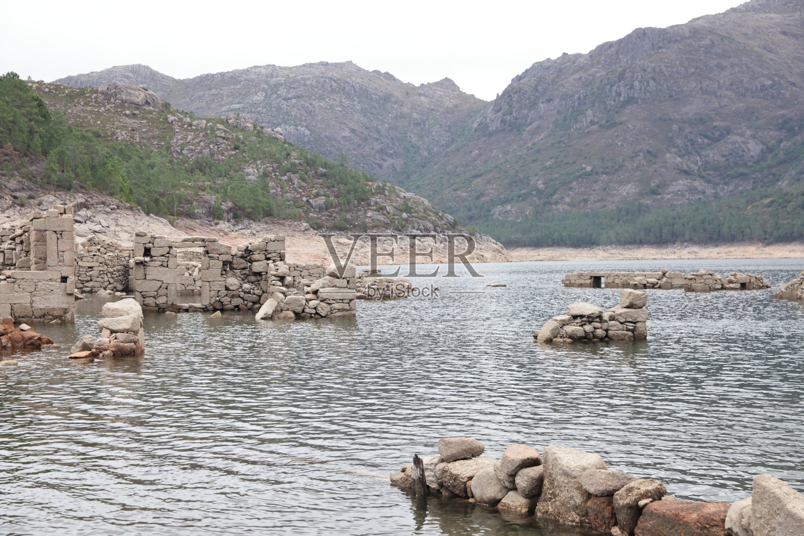 干旱季节的Vilarinho da Furna遗址，当这个以前的村庄暴露在葡萄牙的Peneda-Geres照片摄影图片