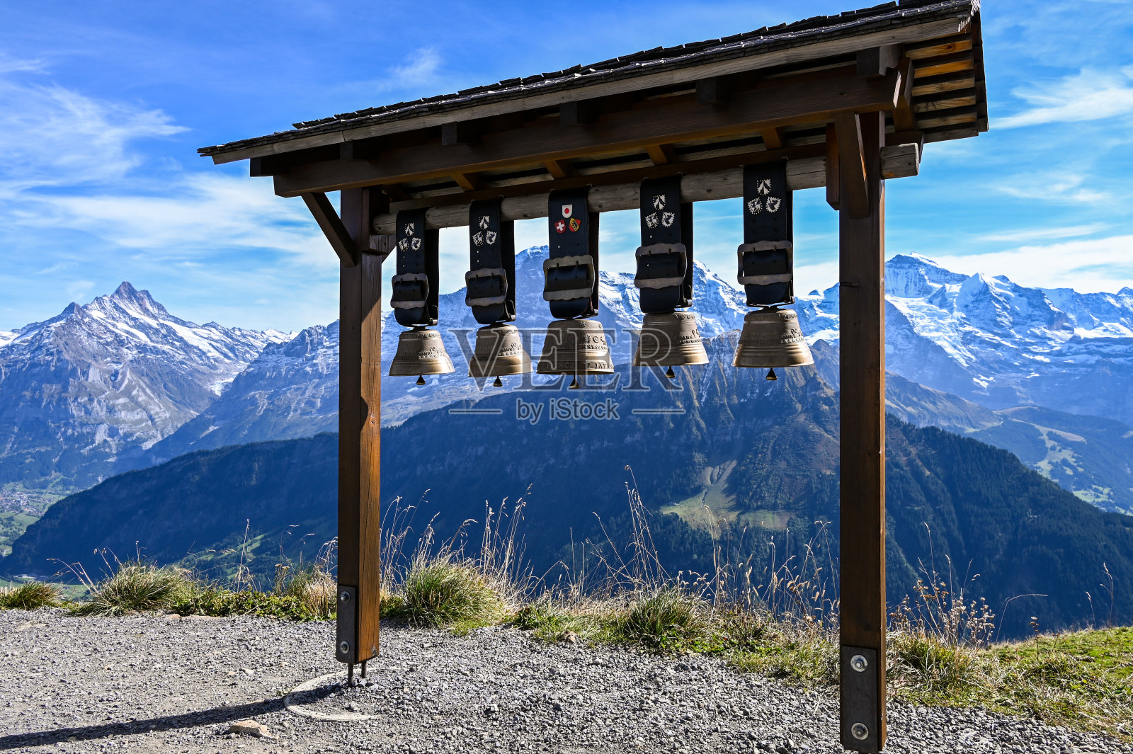 Schynige Platte的牛铃，可以看到Eiger Moench Jungfrau山脉的景色照片摄影图片