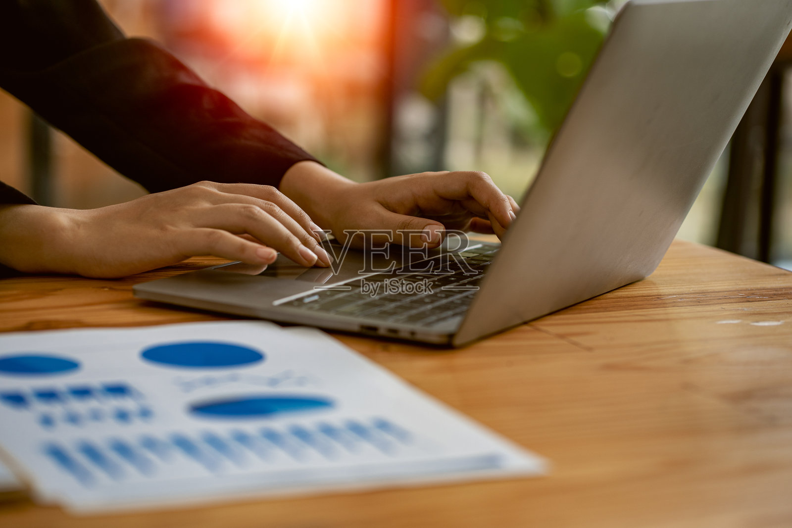 商人在笔记本电脑上打字与报表图表按计算器计算分析图财务收入和费用税会计账单信用卡财务概念照片摄影图片