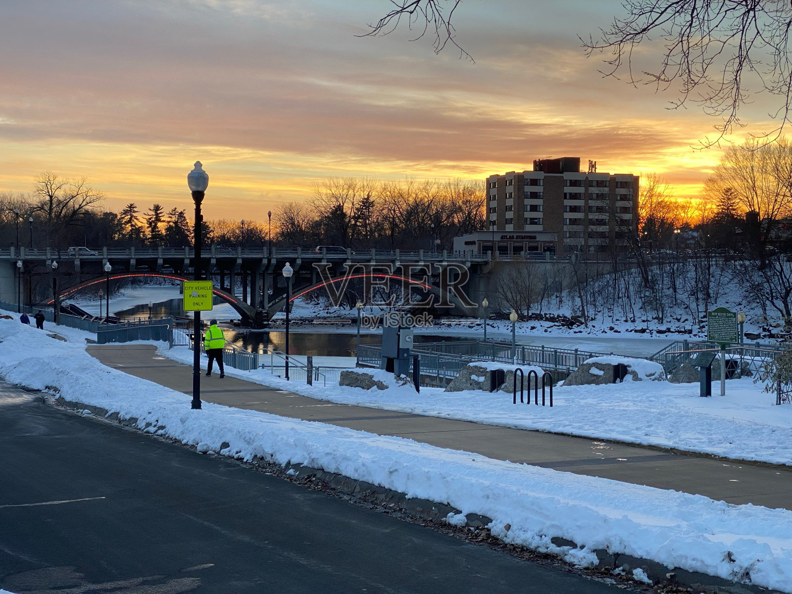 空旷的街道和桥在寒冷的冬夜以金色的夕阳为背景照片摄影图片