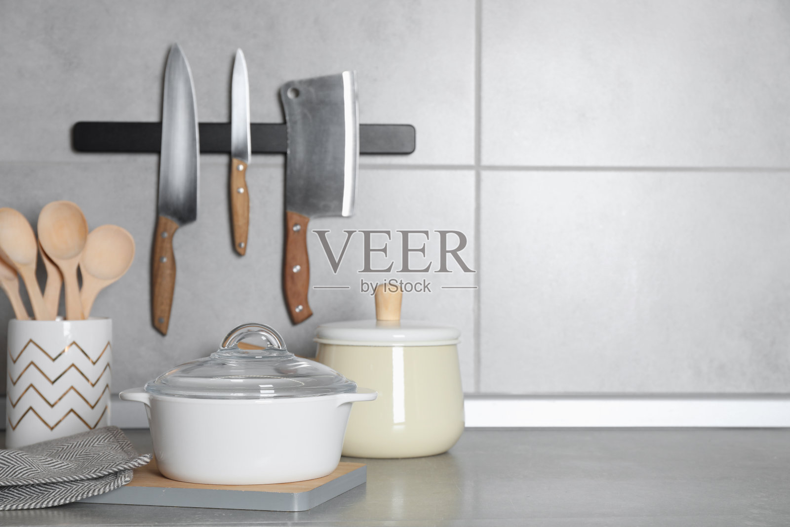 灶具和其他厨房用具放在灰色的台面上。文本空间照片摄影图片