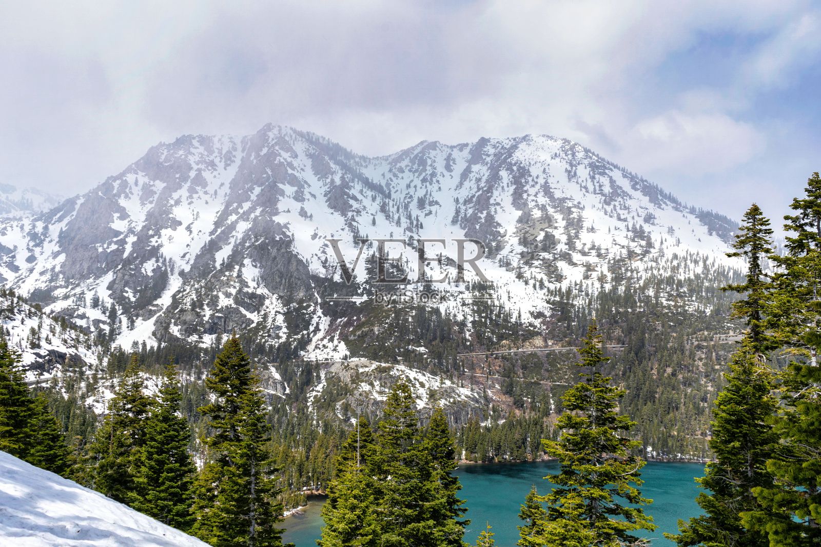 以山为背景的太浩湖的美丽照片照片摄影图片