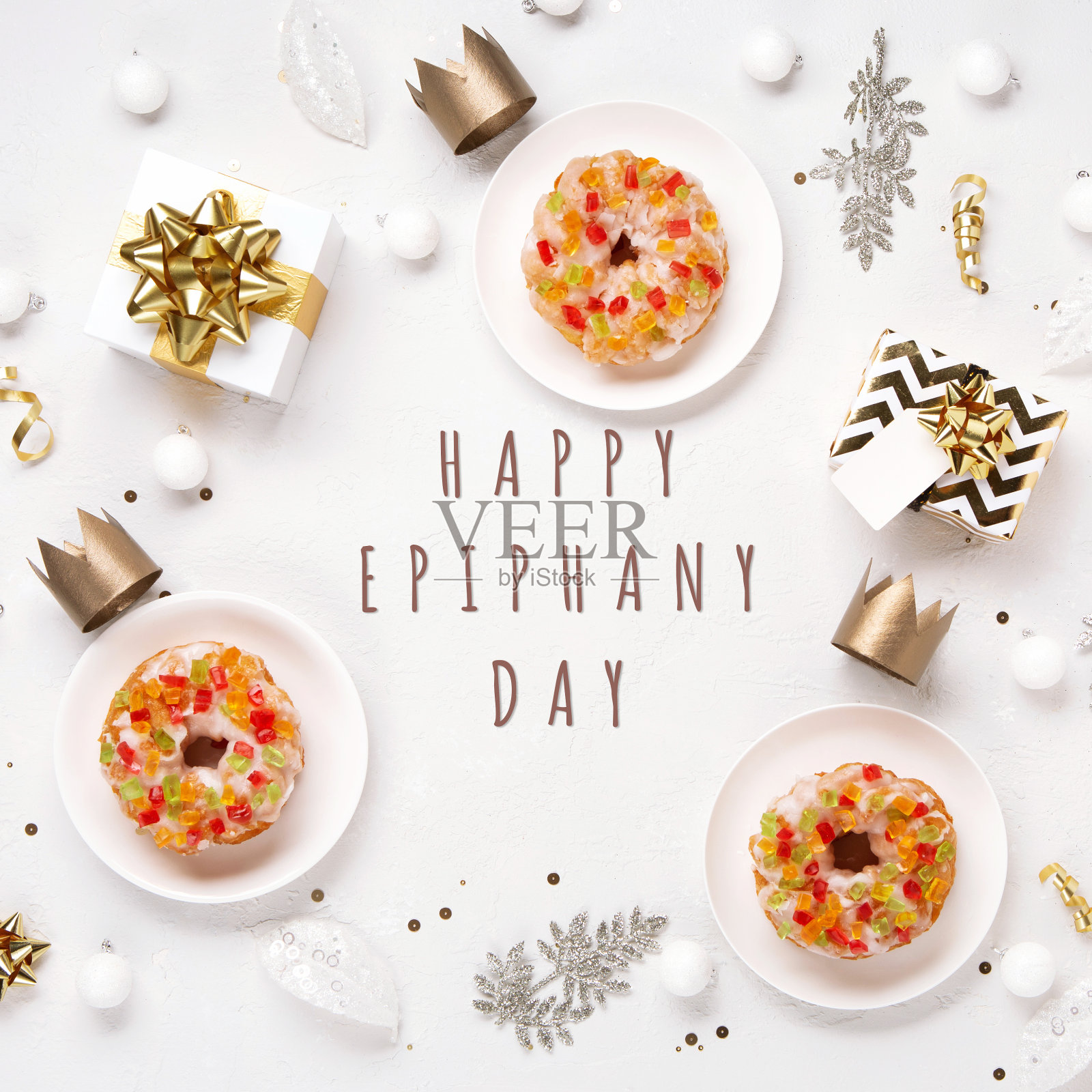 roscoon de reyes，西班牙三王圣诞甜蛋糕，白色背景的冬天装饰照片摄影图片