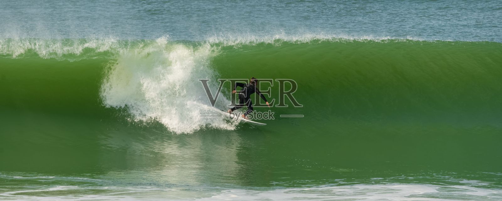 冲浪者在大浪中照片摄影图片