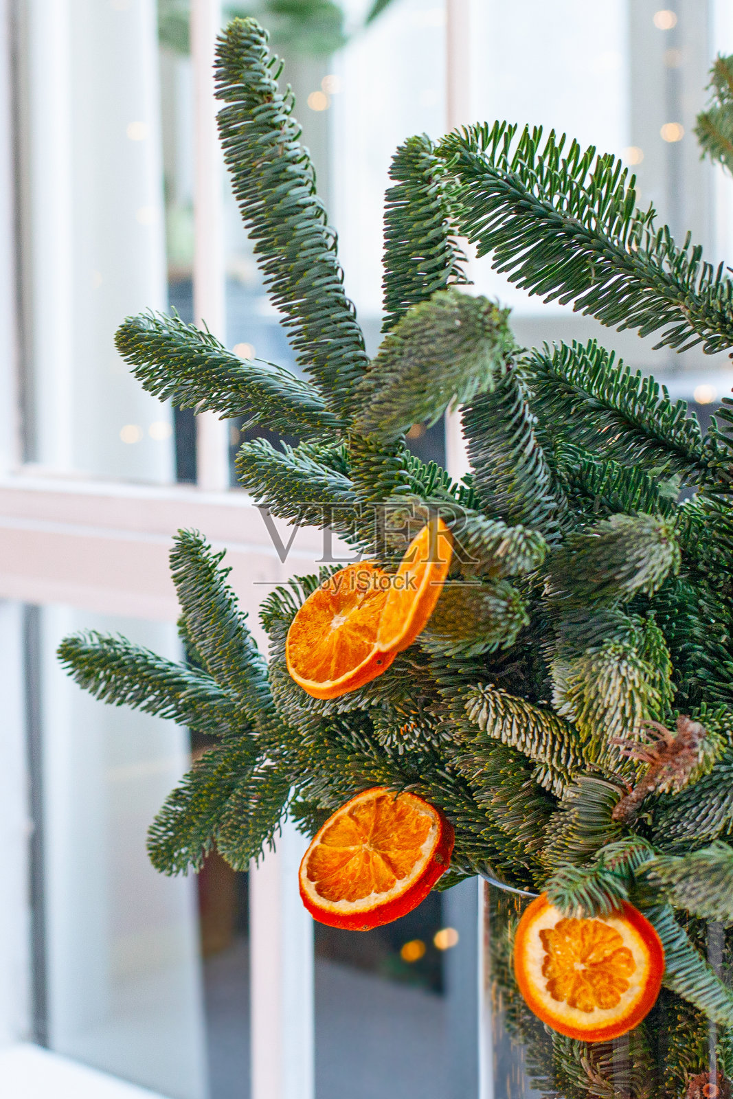 圣诞树上的桔子干装在花瓶里照片摄影图片