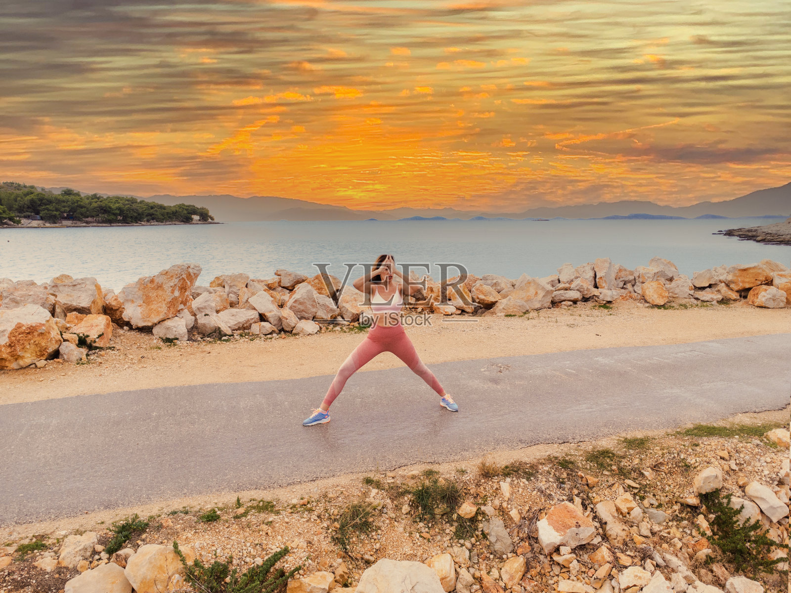 健身女子在海上训练照片摄影图片