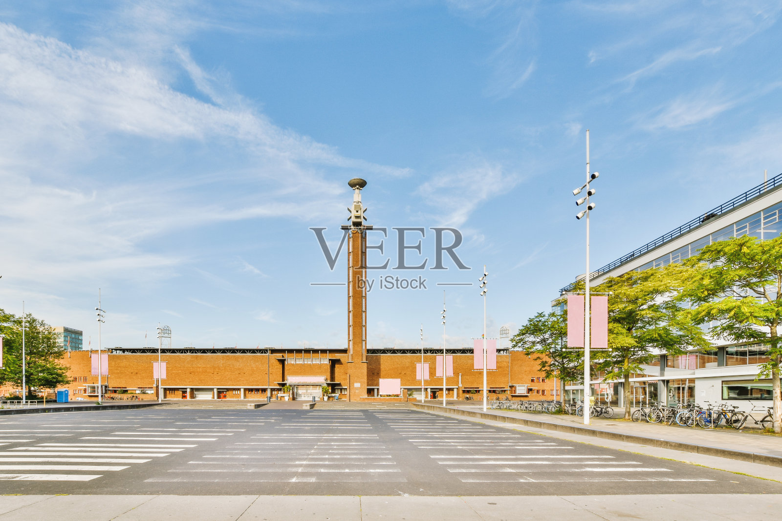 一个露天城市的未来主义建筑照片摄影图片