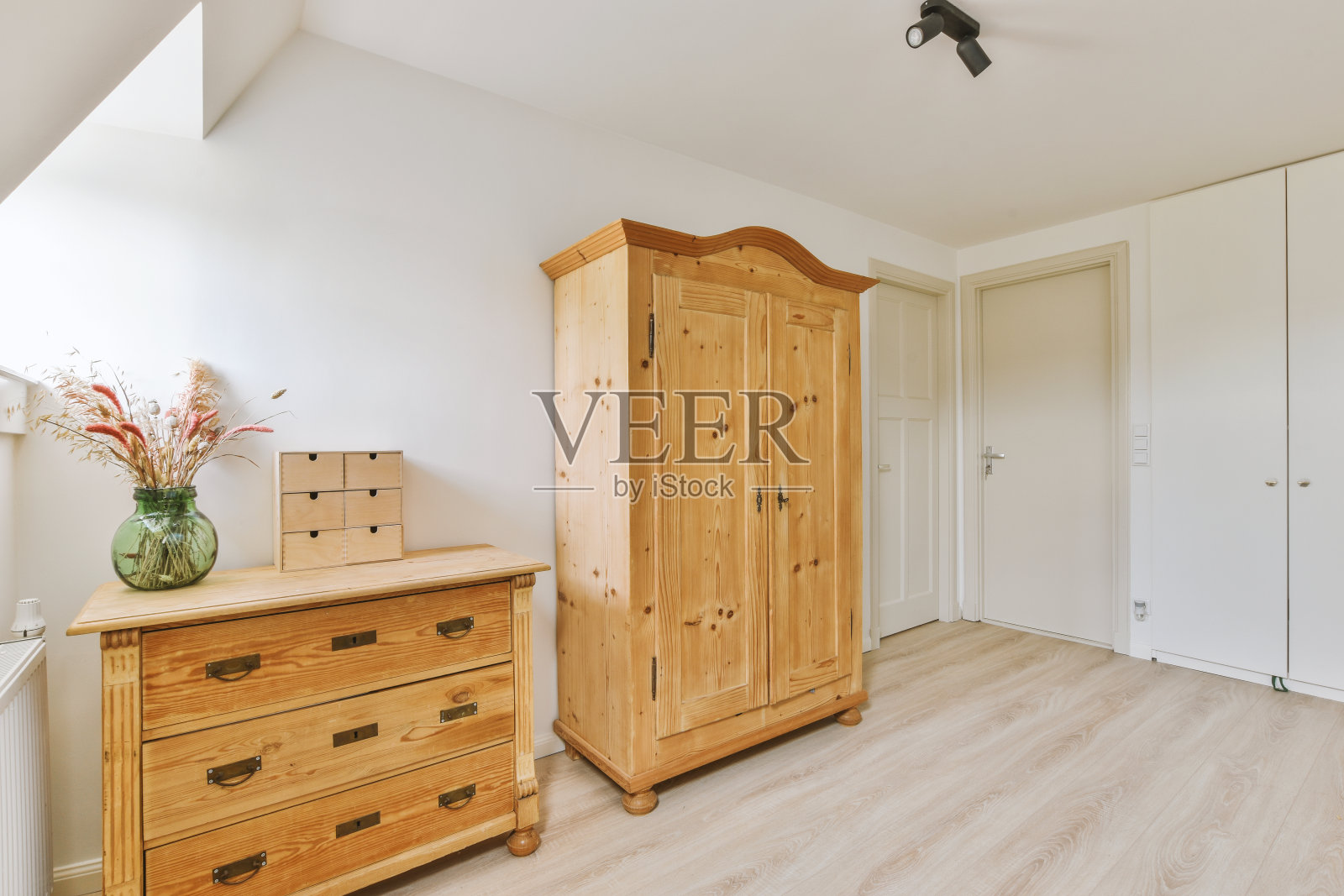 有白色墙壁和镶木地板的小房间照片摄影图片