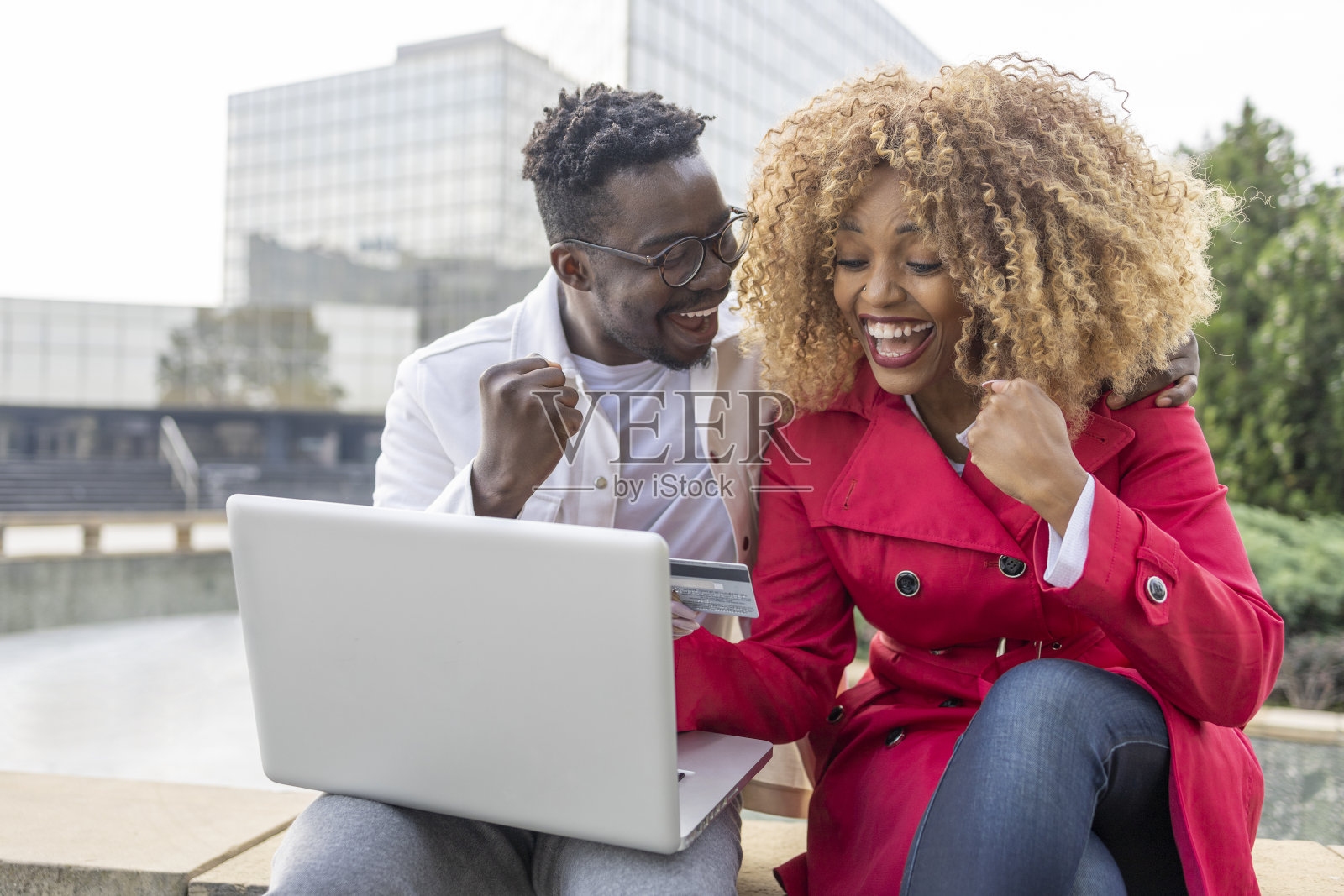 欣喜若狂的夫妻一起在网上购物照片摄影图片