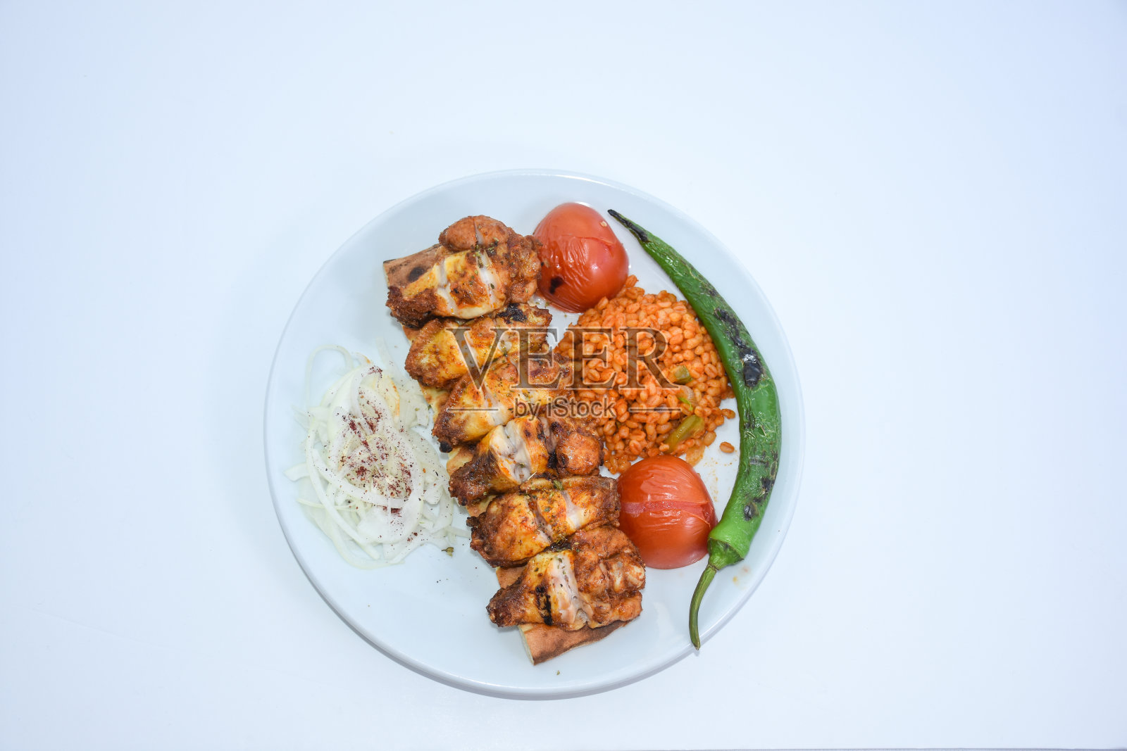 鸡翅配肉饭、烤番茄和辣椒照片摄影图片
