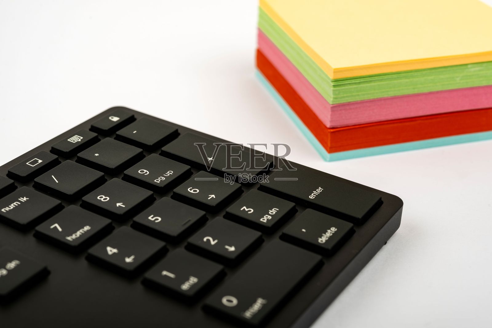 特写的电脑键盘与彩色便签在白色背景照片摄影图片