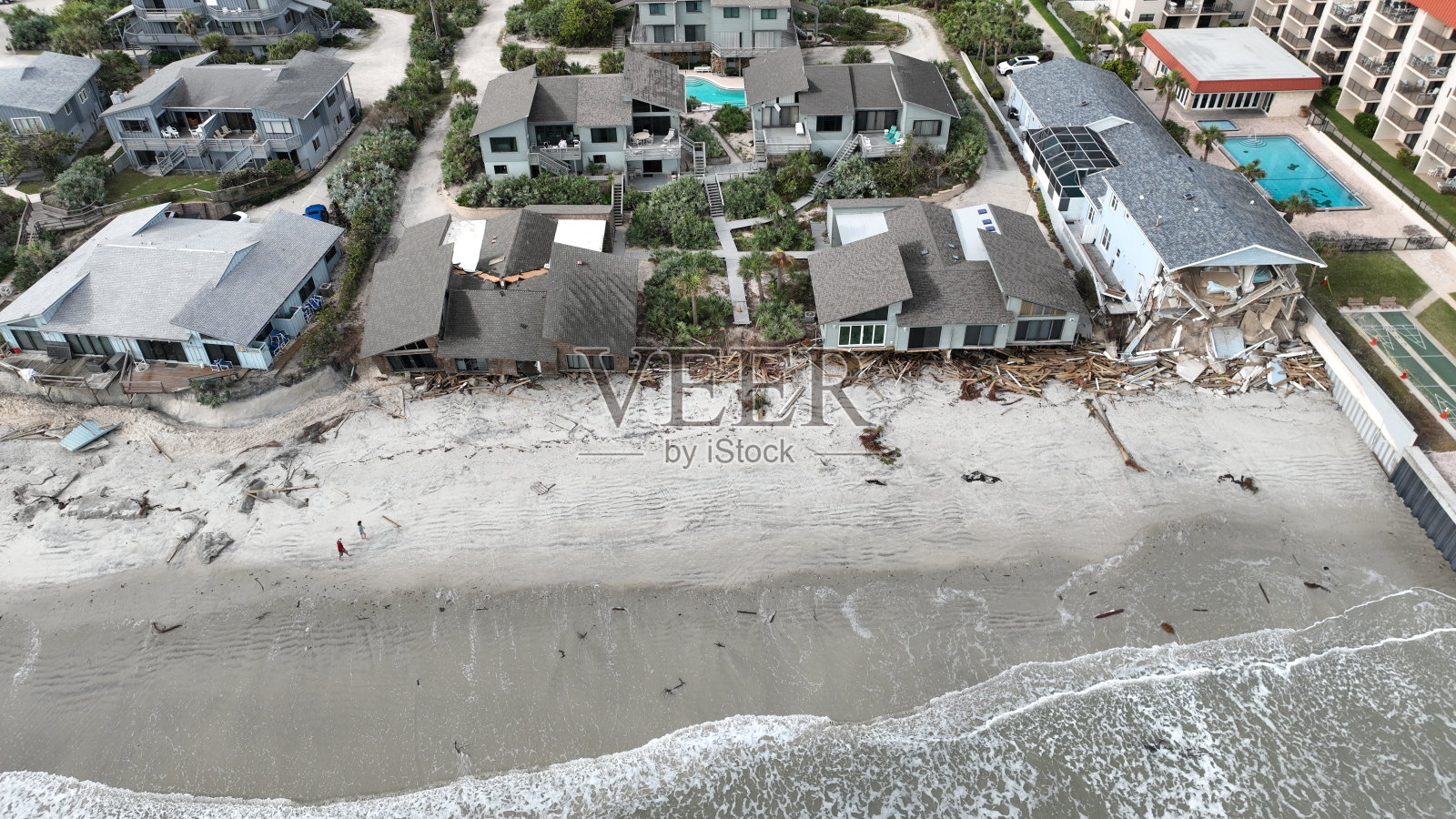 无人机查看四座被毁房屋照片摄影图片