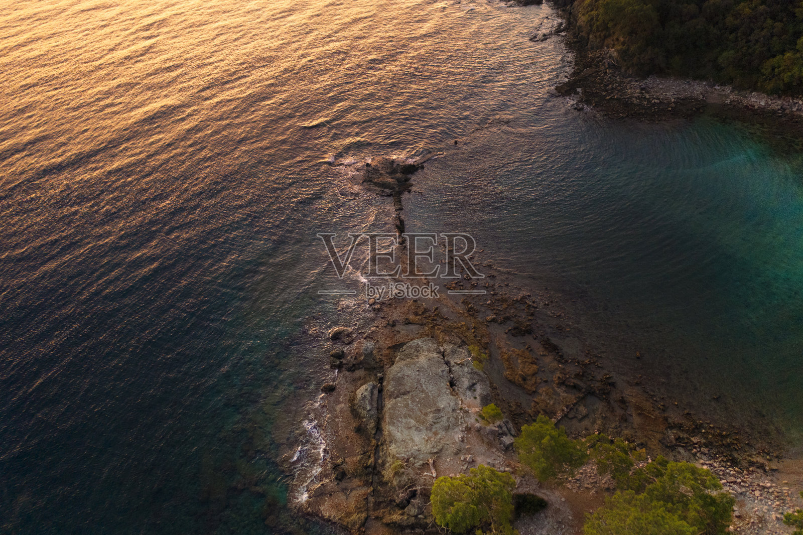 落日余晖映在海面上。照片摄影图片