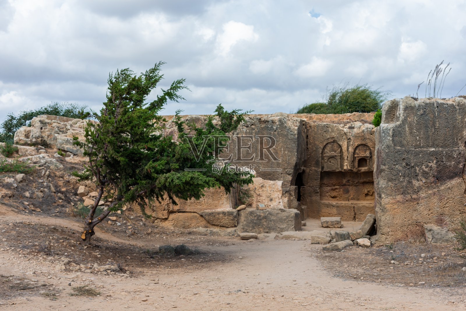塞浦路斯多云天空下废弃的古建筑照片摄影图片