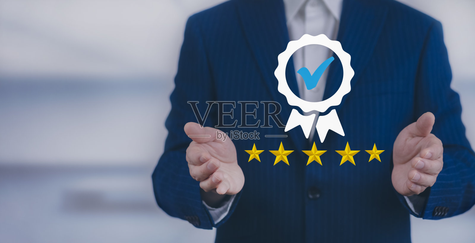 质量保证的商务服务和五星，商手展示了顶级服务的标志质量保证，保证，标准，ISO认证和标准化的理念。照片摄影图片