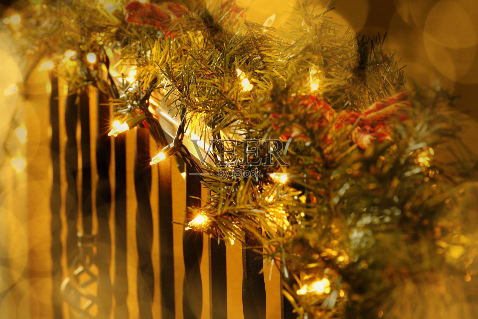 圣诞装饰和彩灯红色和绿色庆祝照片摄影图片