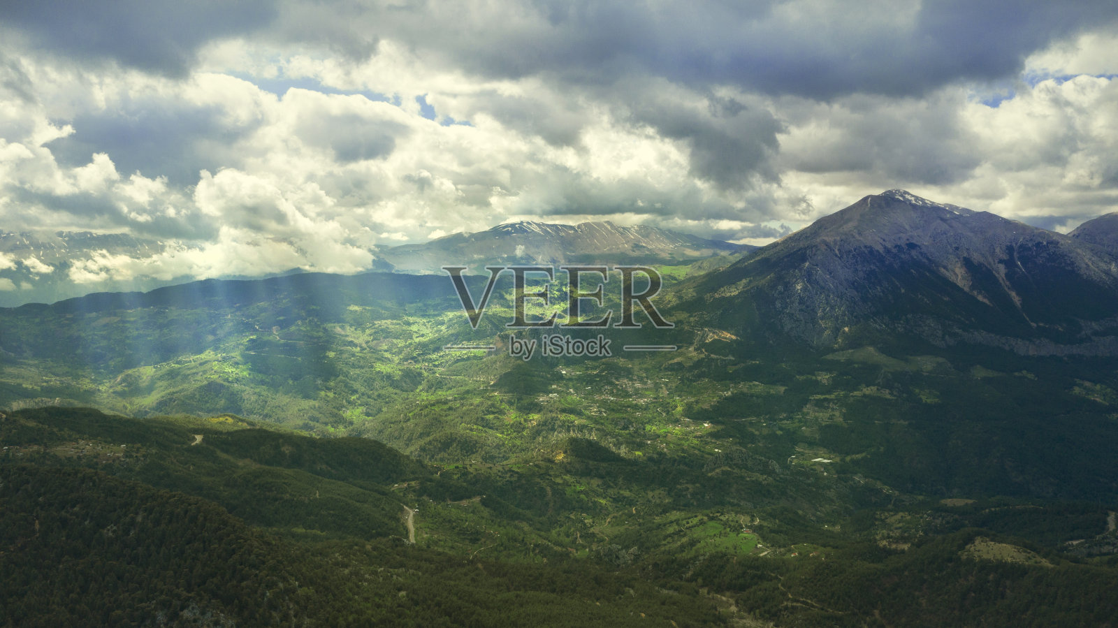 青山，山谷和多云的天空。照片摄影图片