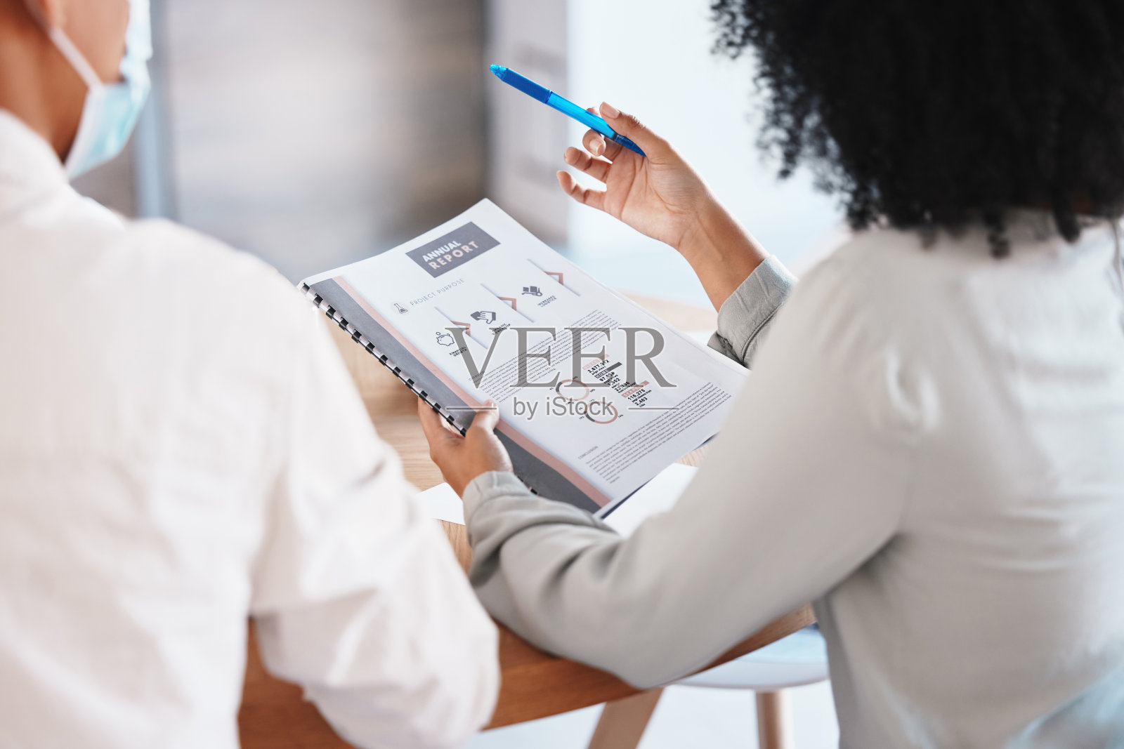 财经、增长和报告，一位女商人在办公室开会时阅读文件。会计，团队合作和战略与公司的女员工拿着文件或文件夹在工作照片摄影图片