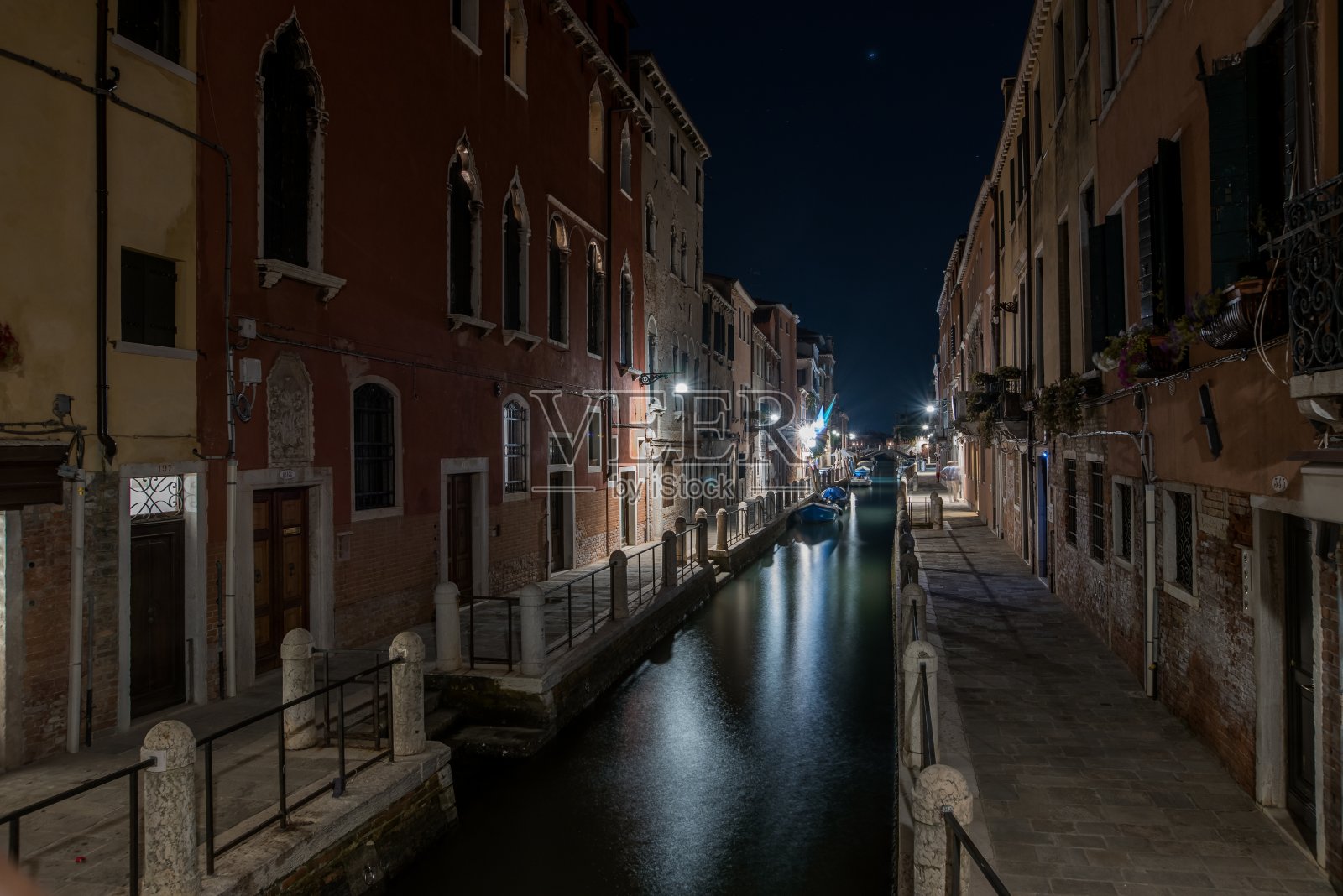 意大利威尼斯，公寓楼之间的运河在夜间的水平拍摄照片摄影图片