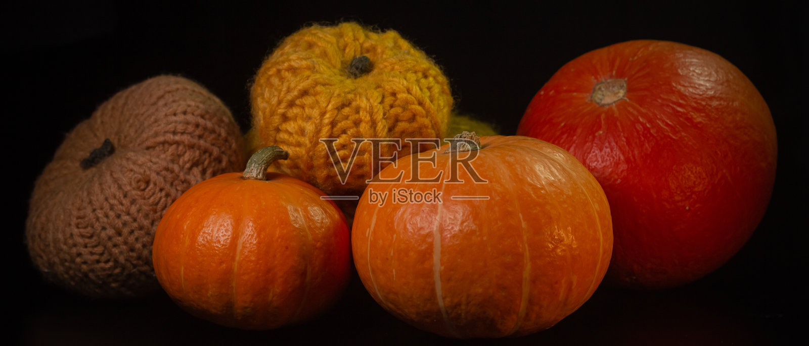 橘黄色的南瓜在黑色的背景上万圣节的概念和秋天收获的南瓜特写复制空间从上面照片摄影图片