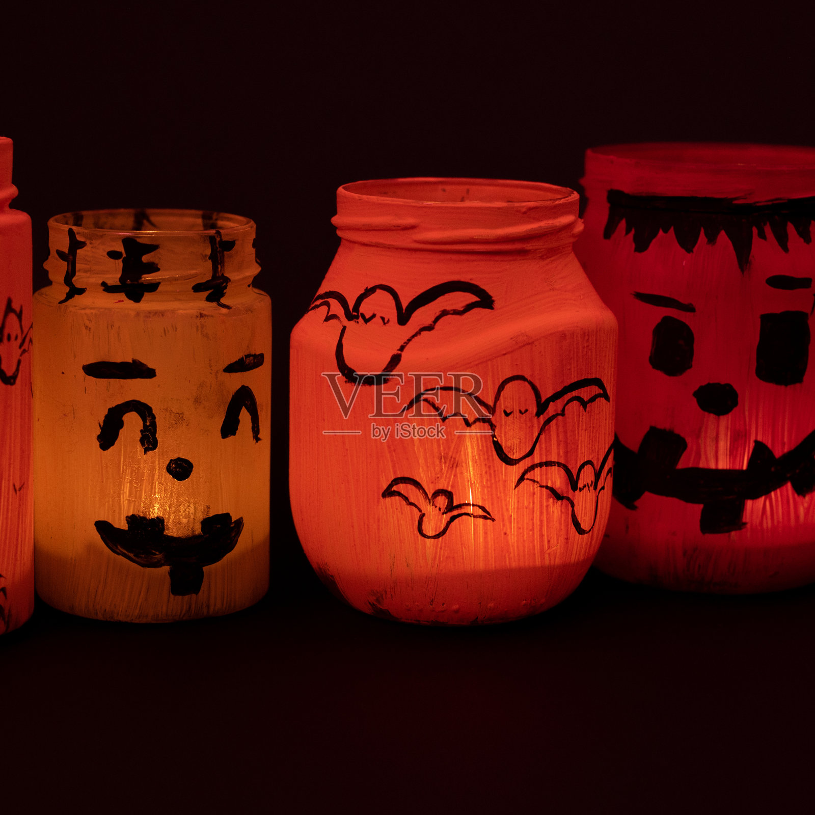 万圣节的彩绘罐装饰，万圣节的儿童工艺品。照片摄影图片