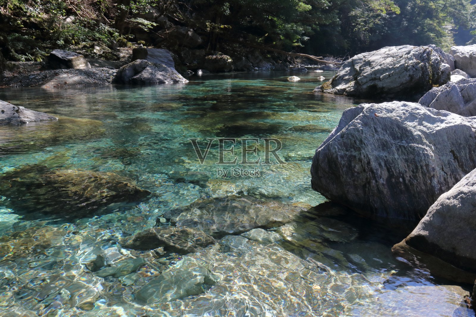 从大友江原(高知县新友江川町)流过的清溪川。照片摄影图片