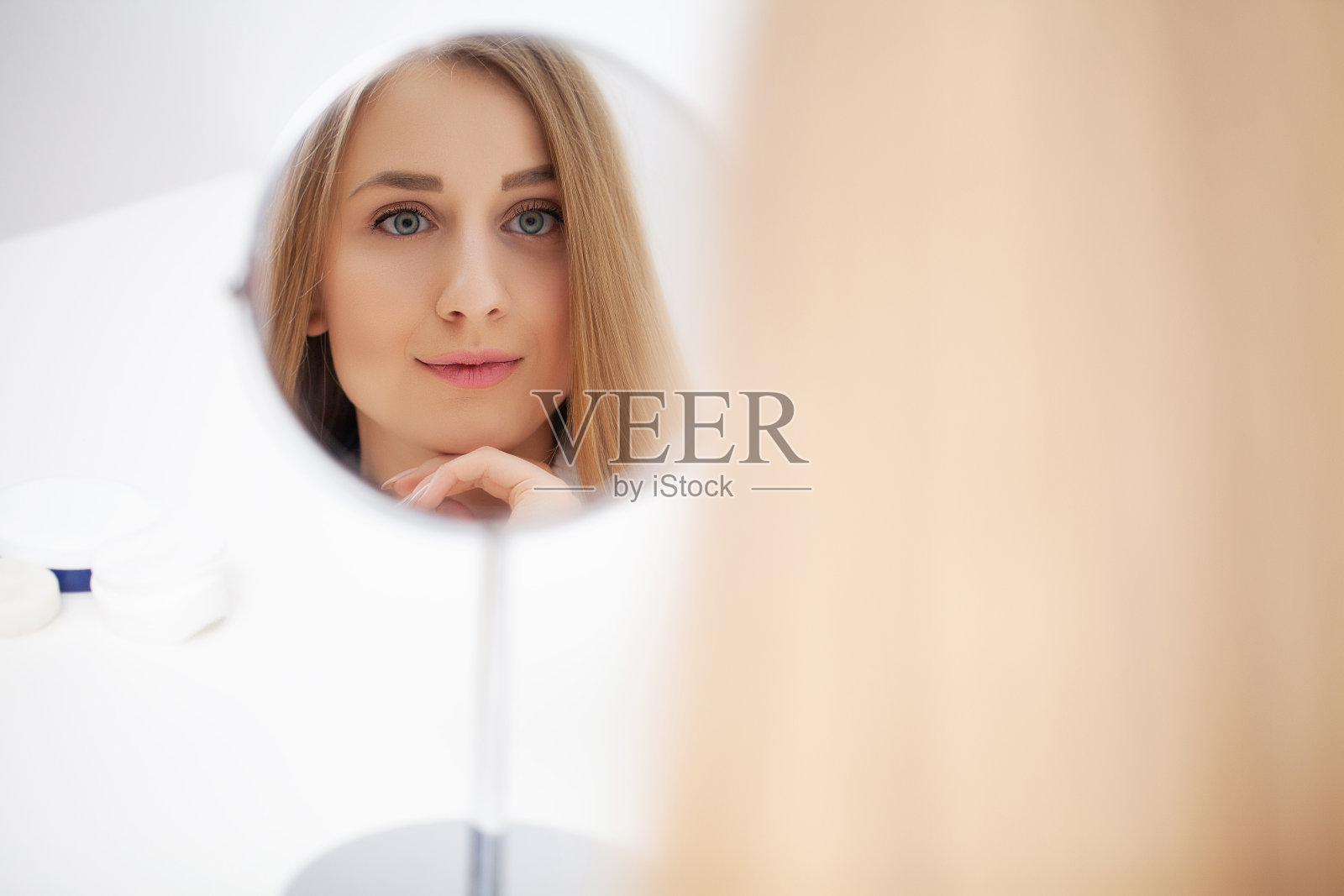 一个年轻漂亮的女人在洗澡后照镜子照片摄影图片