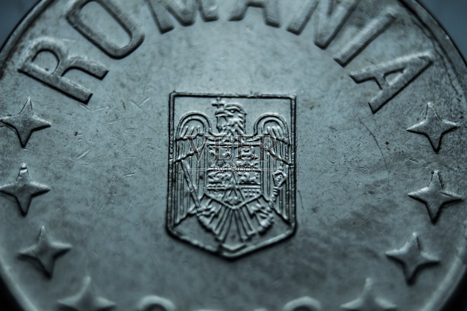 罗马尼亚银币的特写镜头，中间有国家的盾徽照片摄影图片