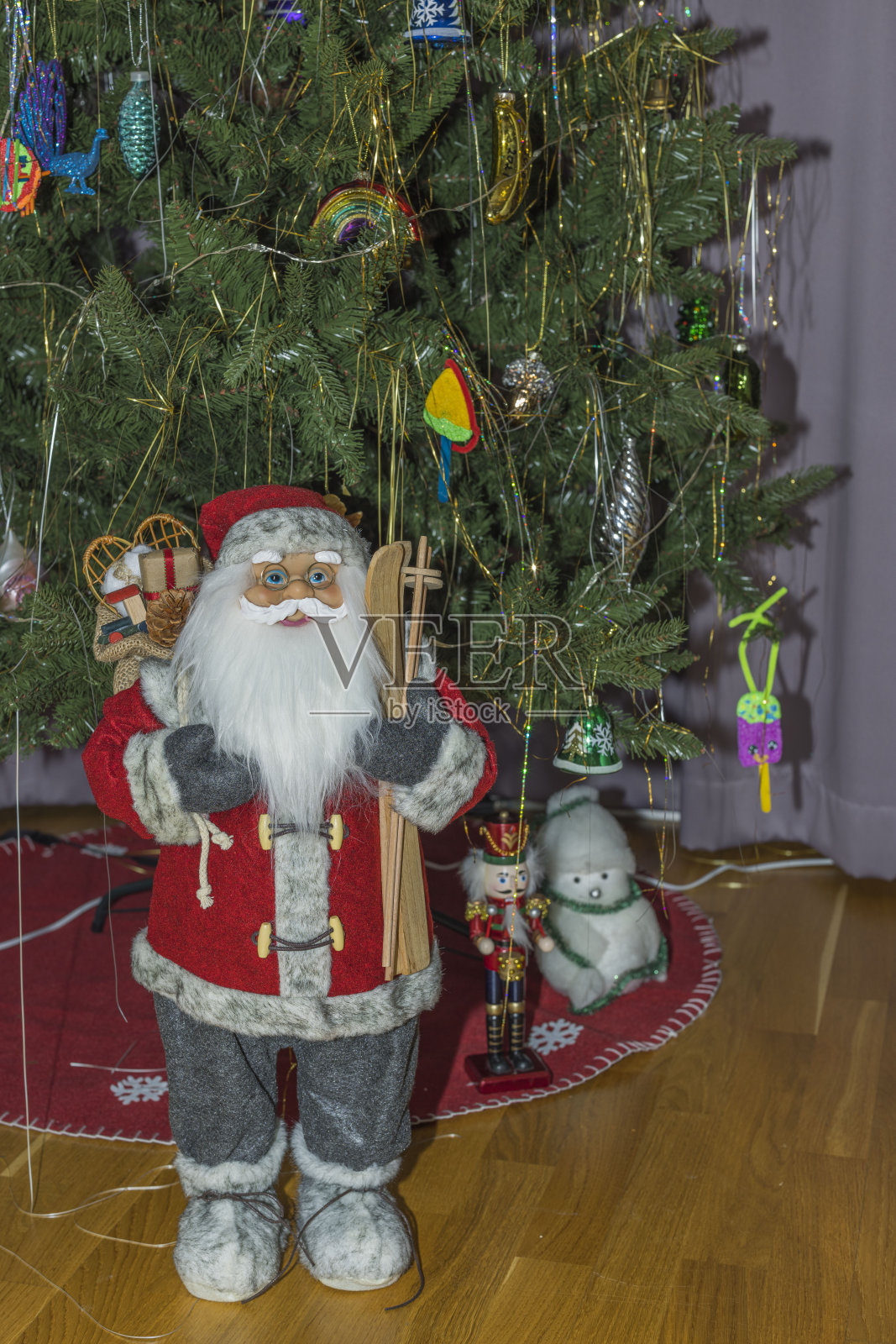 近距离观看可爱的圣诞老人的背景圣诞树。瑞典。照片摄影图片