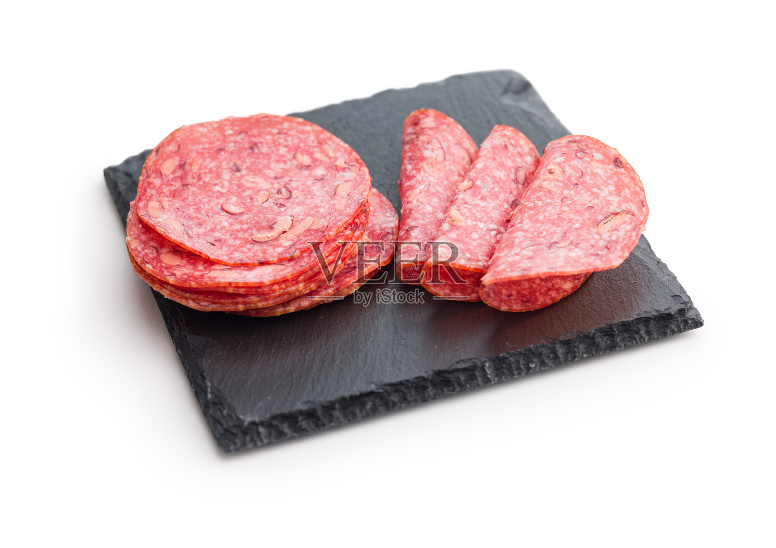 切好的墨西哥萨拉米香肠和白色背景上的豆子。照片摄影图片