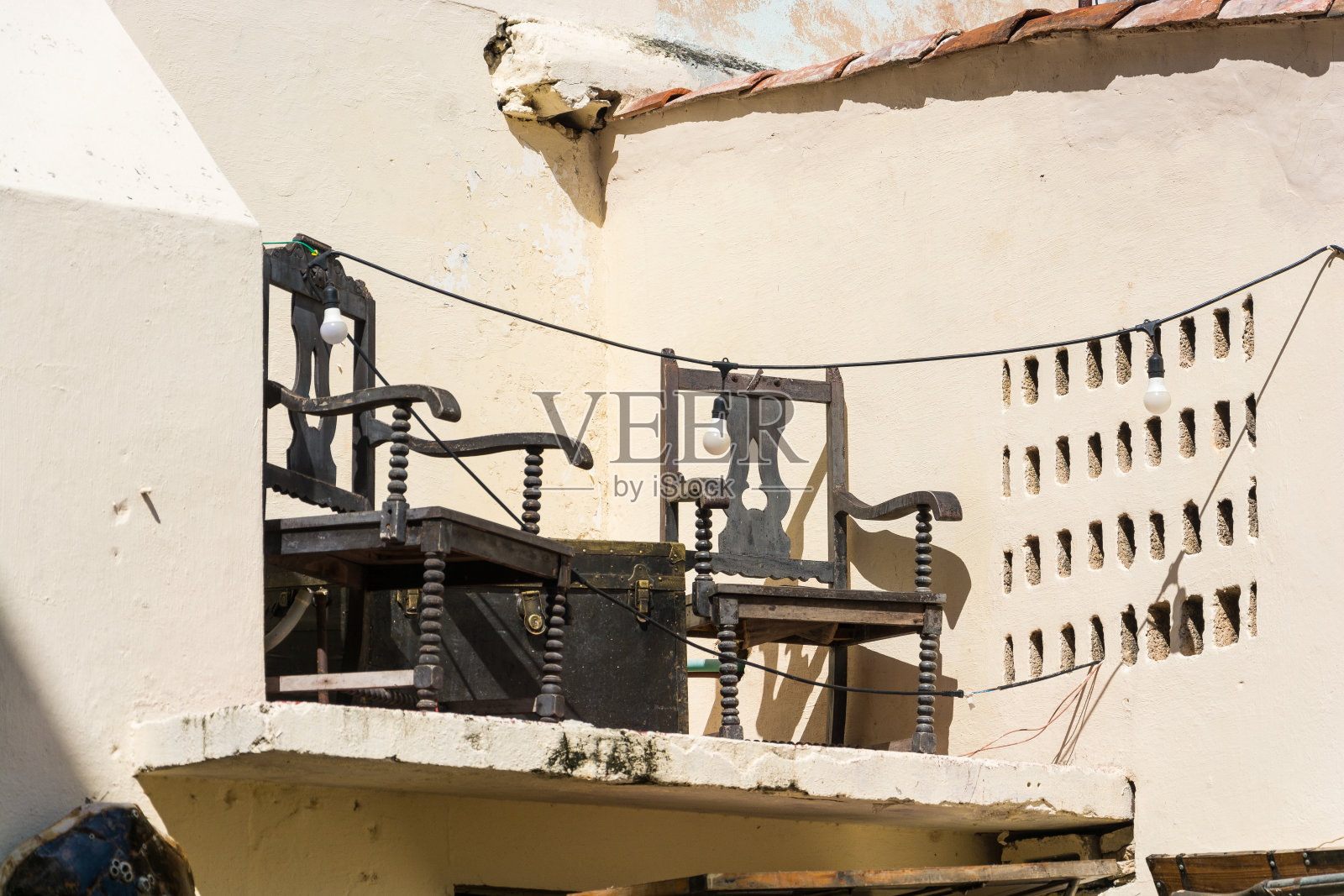 阳台上有两把椅子照片摄影图片