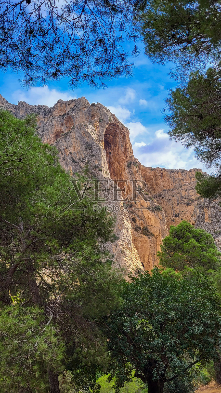 国王的小路。埃尔科罗狭窄峡谷陡峭峭壁上著名的步道。照片摄影图片