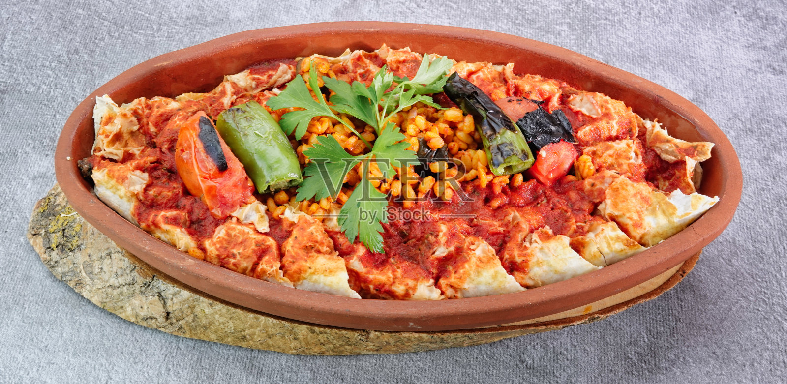 配烤干肉饭，烤番茄，胡椒和莎莎酱照片摄影图片