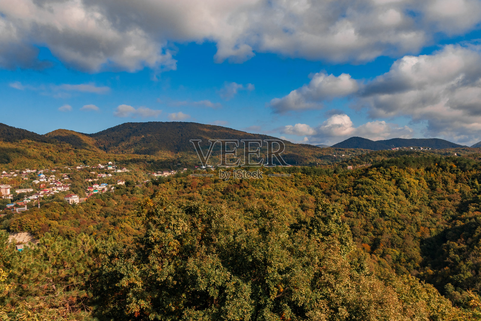 阳光明媚的秋日山景。照片摄影图片