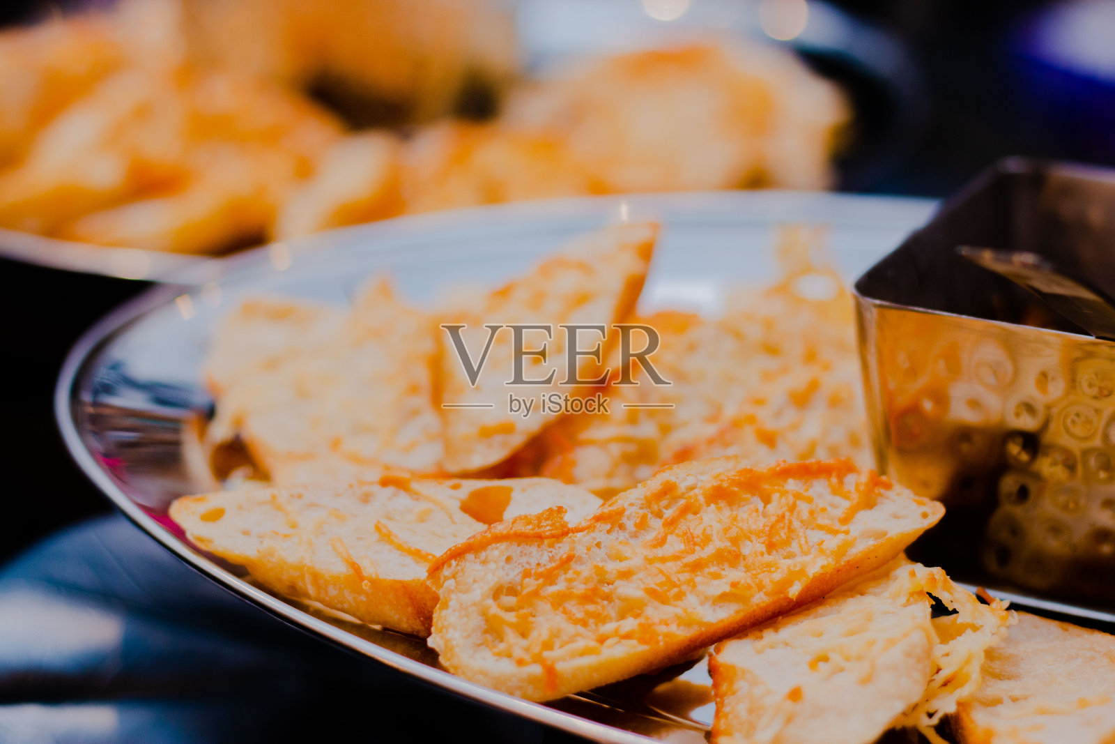 白盘烤脆面包照片摄影图片