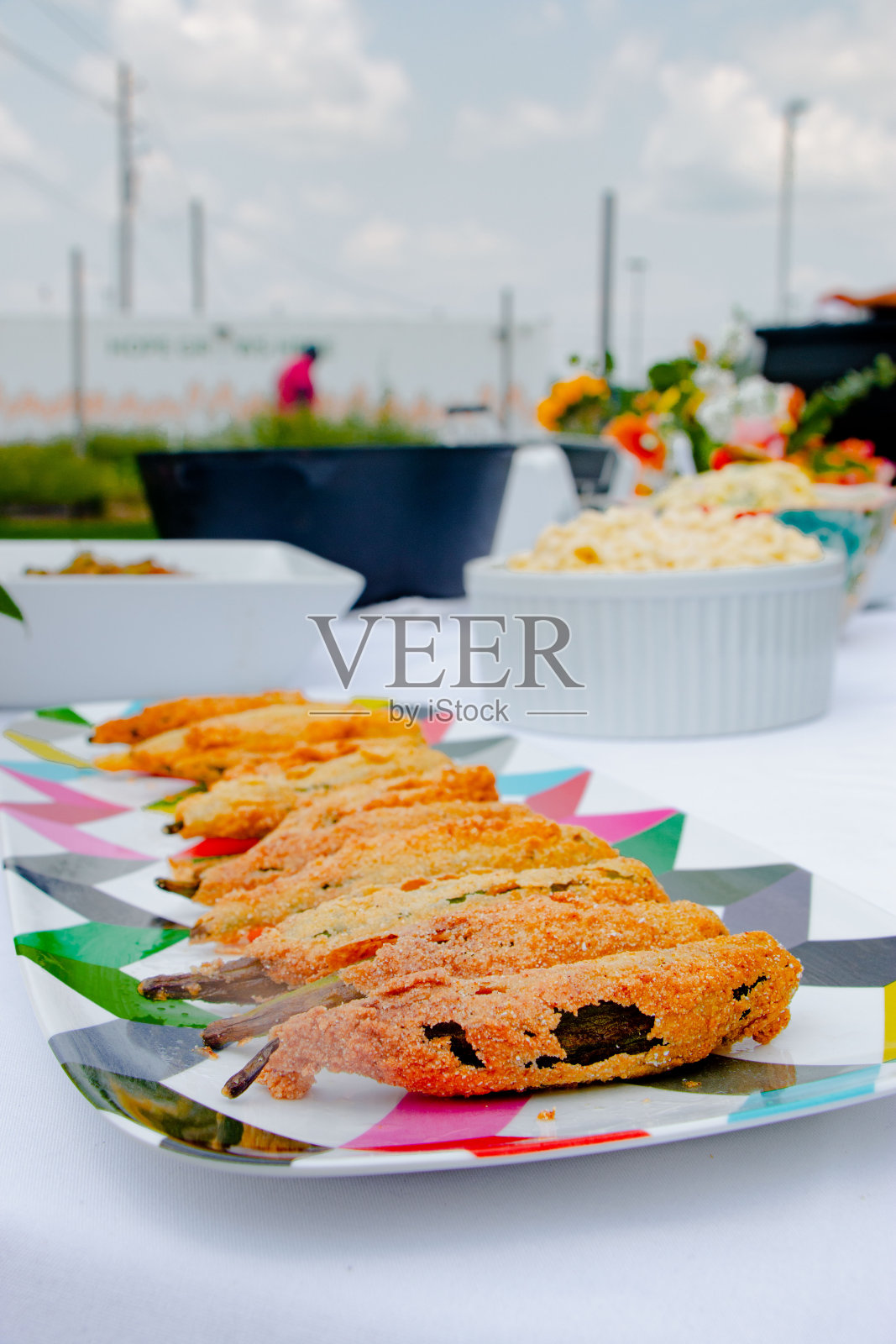 周日烧烤脆炸秋葵照片摄影图片