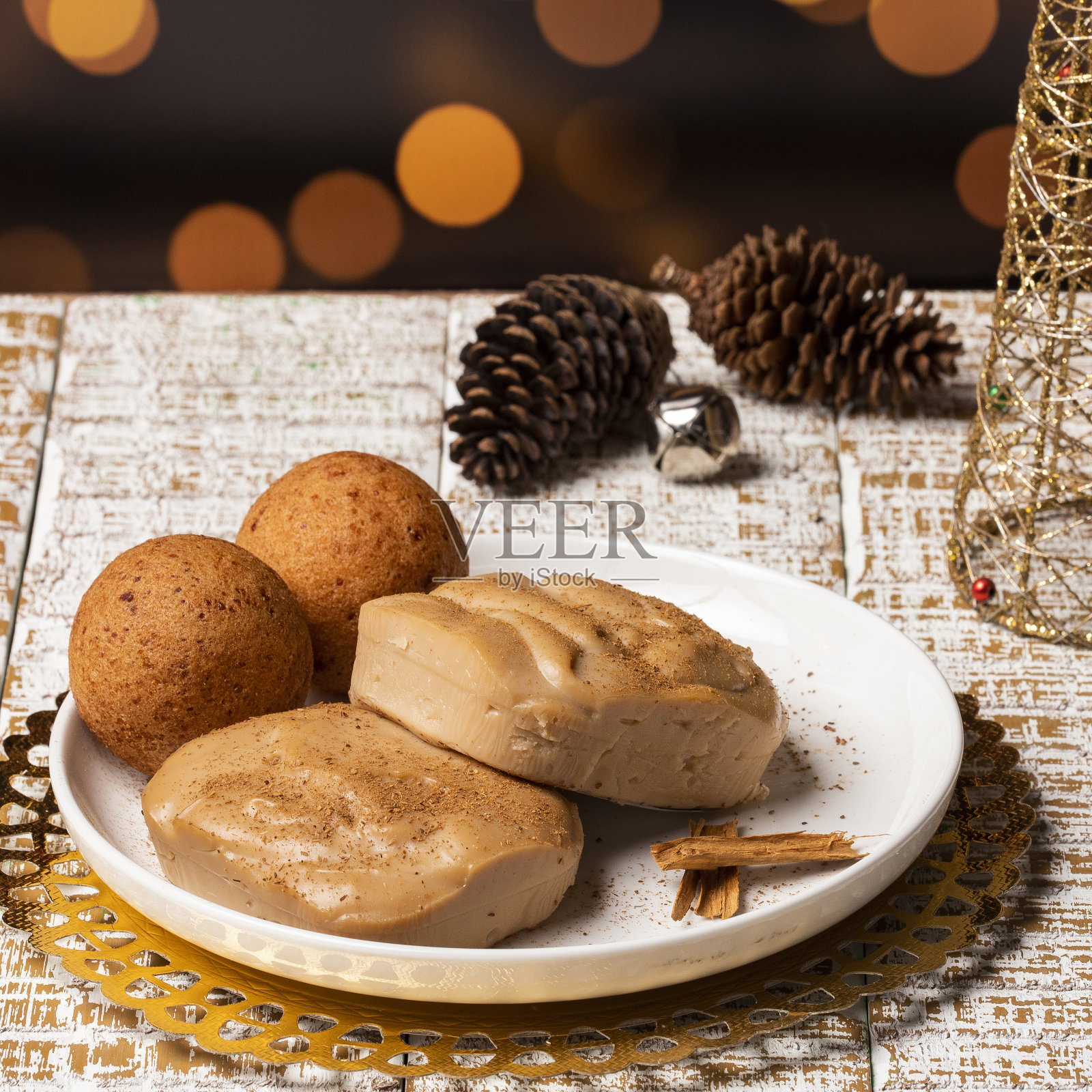 Colombian Christmas gastronomy - Buñuelos and natilla照片摄影图片