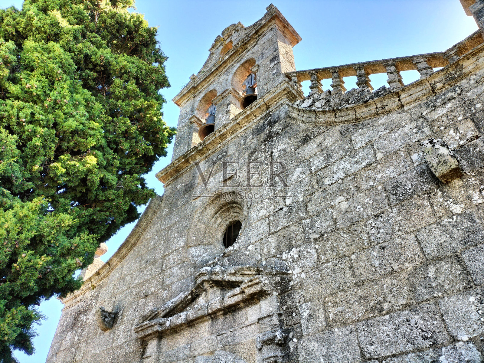 卡斯特罗·卡尔德拉斯镇的教堂照片摄影图片